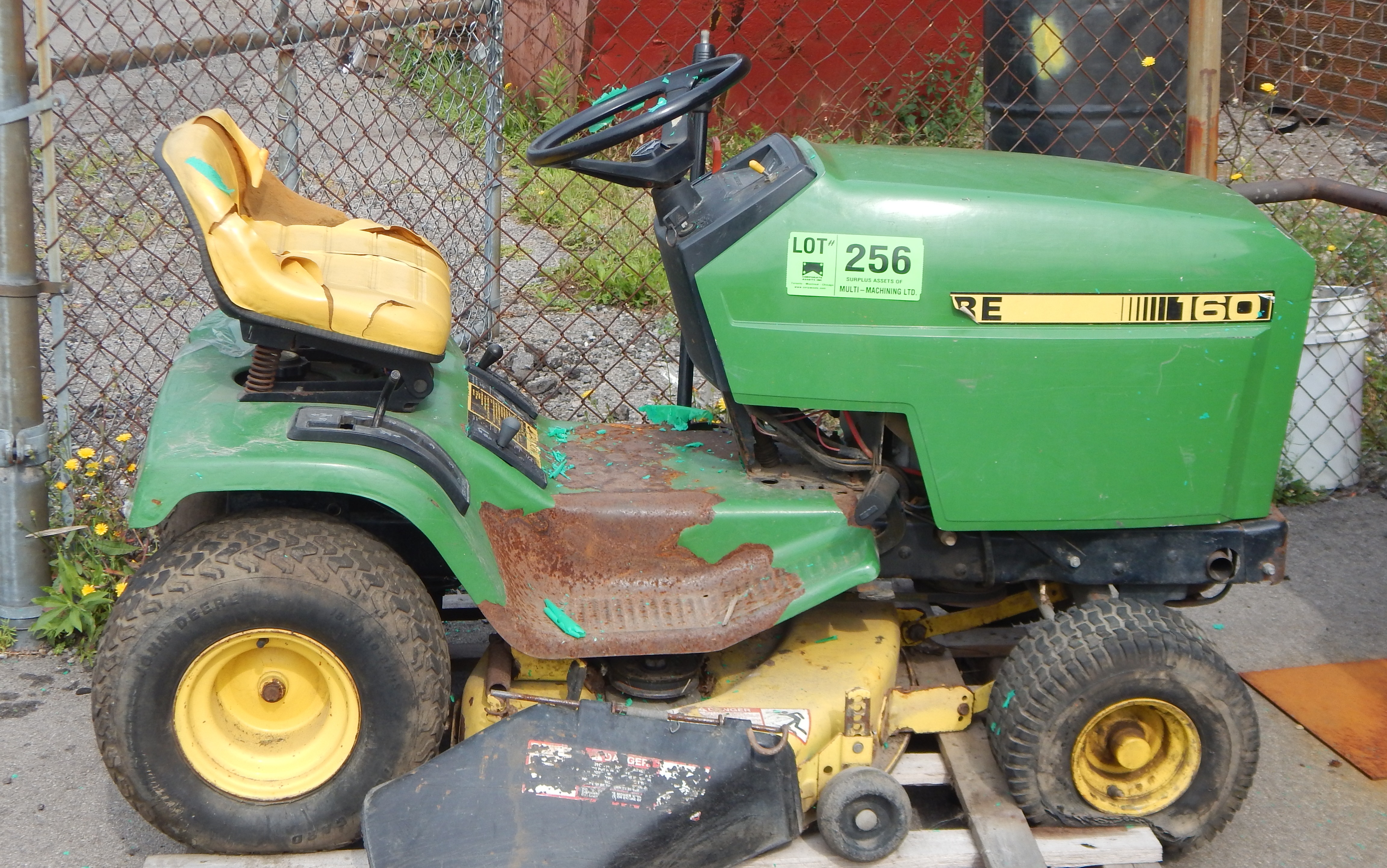 JOHN DEERE 160 LAWN TRACTOR