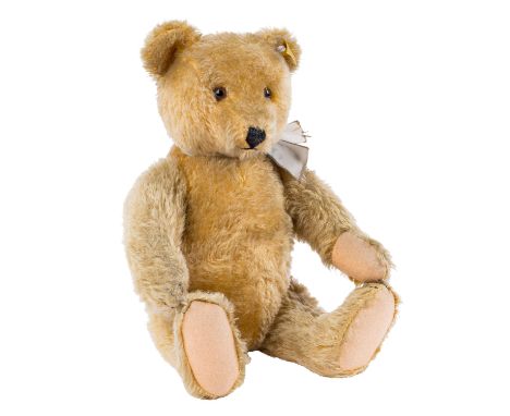 STEIFF Teddybär, US-Zone, Mohairplüsch, blond, Knopf mit der Aufschrift "Steiff" in Druckbuchstaben, gelbe Fahne mit der Arti
