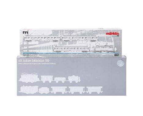 MÄRKLIN Konvolut aus zwei Zugpackungen, Spur H0, darunter die Doppel-Jubiläumspackung mit zwei nostalgischen Zügen "50 Jahre 