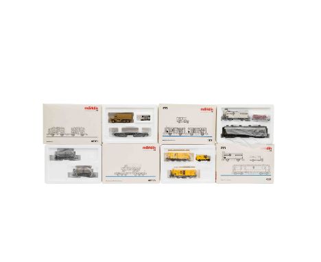 MÄRKLIN 4-tlg Konvolut Wagen-Sets, Spur H0, darunter das 2-tlg Weinwagen-Set 46761; Schwerlastwagen mit Zivilschutz-Fahrzeug 