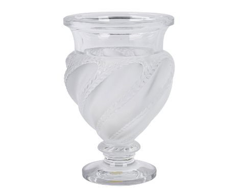 LALIQUE Vase 'Ermenonville', 20. Jh. Balusterförmige Vase aus farblosem, teils mattierten Glas, mit umlaufendem gedrehtem Bla