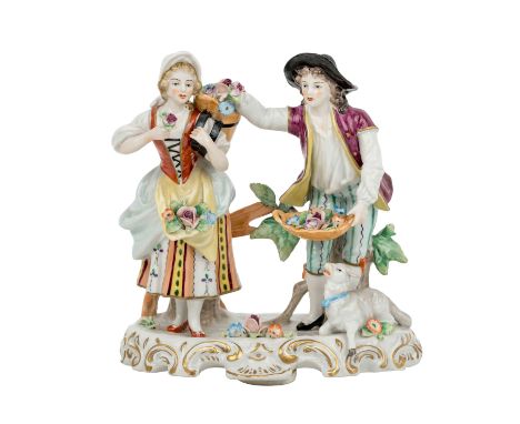 SITZENDORF, Figurengruppe Sitzendorf "Schäfer und Schäferin mit Lamm" 20.Jh. Sitzendorf/Thüringen, auf ovalem goldstaffiertem