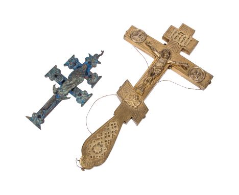 2 IKONENKREUZE, Russland u.a. 19. Jh. 1.) Metallkreuz mit Corpus Christi, 19. Jh., Metall u. Bronze vergoldet, als Behälter-/