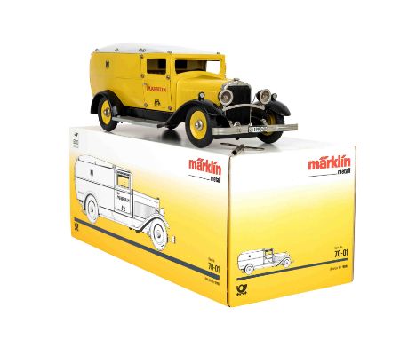 MÄRKLIN Post-Paketauto "70-01", 1990, Gelb lackierte Blechausführung mit grauem Dach, Fahrer- und Hecktür zum Öffnen, Frontbe