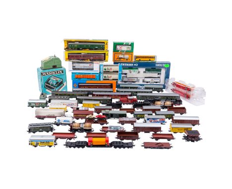 MÄRKLIN/ROCO/FLEISCHMANN Konvolut aus 5 Lokomotiven, Güter- und Personenwagen, Spur H0, MÄRKLIN rote Diesellok "260 417-1" (3
