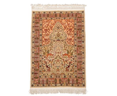 Orientteppich aus Seide, 127x84 cm. Das von einer mehrreihigen Bordüre eingefasste Giebelfeld zeigt florales Dekor sowie Tier