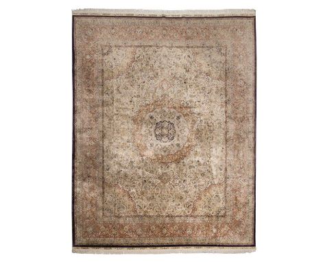 Orientteppich aus Seide. 20. Jh., ca. 306x245 cm. Eine zentrale Rosette mit entsprechenden Eckfüllungen ziert den beigefarben