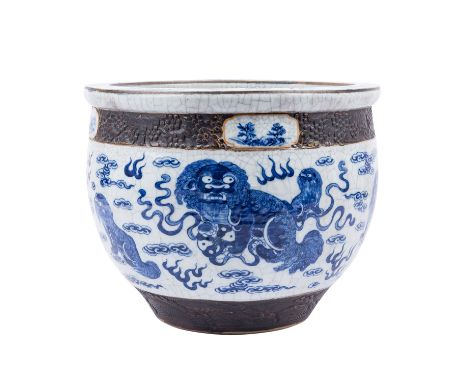 Cachepot. CHINA, 20. Jh., die hellgraue Wandung ist unterglasurblau bemalt mit Wächterlöwen, die zwischen Wolken und Flammen 