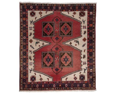 Orientteppich. 20. Jh., ca. 236x215 cm. Zwei große getreppte Rauten in blassem rot sind gemustert mit insgesamt vier symmetri