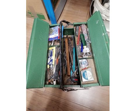 A tub and cantilever toolbox of hand tools, trowels, floats, chisels, tape measures etc  