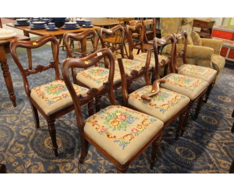 A set of 8 mahogany Victorian dining chairs with tapestry upholstered seats, height 85 cm, width 45 cm, depth 40 cm