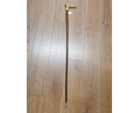 Hazel shafted horn handled walking stick, 127 cm high (50 ins)
