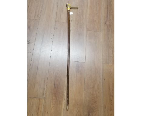 Hazel shafted horn handled walking stick, 127 cm high (50 ins)