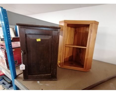 Pine corner wall shelf and late 19th century lockable cupboard, 48 cm high, 30 cm wide and 21 cm deep