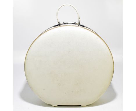 AMERICAN TOURISTER; a 1950s Tri-Taper round cream vintage suitcase/luggage bag, 50 x 50cm.Additional InformationThe outside s
