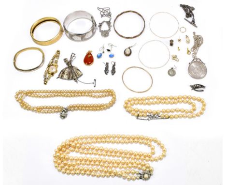 A group of jewellery including an engraved hallmarked silver hinged snap bangle decorated with leaves, various yellow metal b