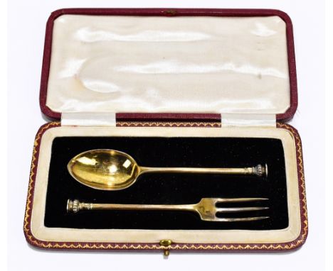 SUTHERLAND &amp; RODEN; a cased hallmarked silver seal top rat tail pattern spoon and fork, Sheffield 1903-1911, approx 1.96o