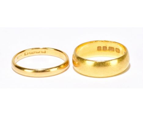 Two 22ct yellow gold wedding bands, approx weight 8.2g.Additional InformationThe bigger ring is approx size L, the thinner ri