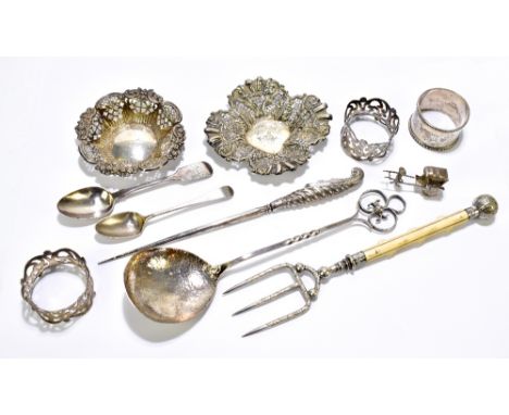 A group of hallmarked silver to include a George IV hallmarked silver teaspoon, Edinburgh 1822, two ashtrays with pierced dec