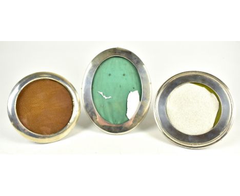 WILLIAM COMYNS;&nbsp; a late Victorian hallmarked silver easel backed photograph frame of oval form, London 1900, 18 x 14cm, 