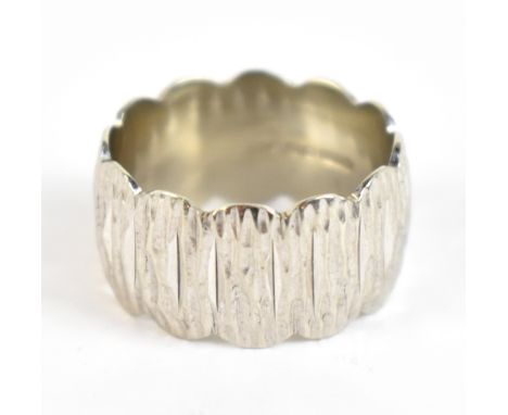 An 18ct white gold band with textured finish, size O, approx 7.8g.Additional InformationLight general surface wear.