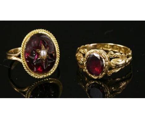 An 18ct gold single stone flat cut garnet ring, with a chased border and hand engraved split shoulders, Birmingham, 1860, 2.6