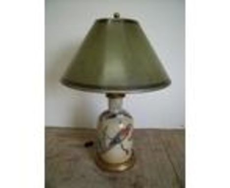 Large antique style table lamp decorated with parrots and insects (overall height 85cm) 