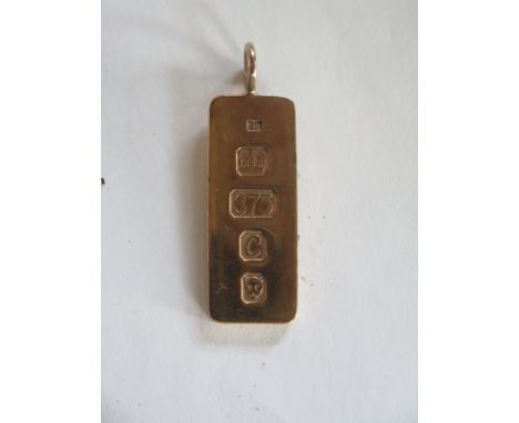 A 9 ct gold ingot pendant, approximately 16.1 g, some light wear 