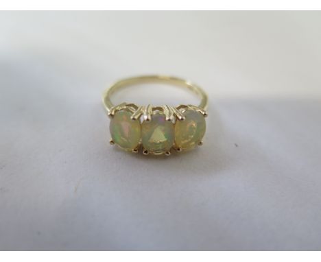 A 9ct opal ring in yellow gold - size N - approx 2.3 grams - in good condition 