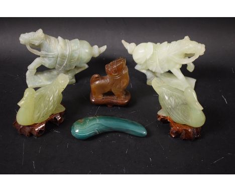 A pair of jade horses; a pair of jade ducks; a fo dog; agate handle (6)