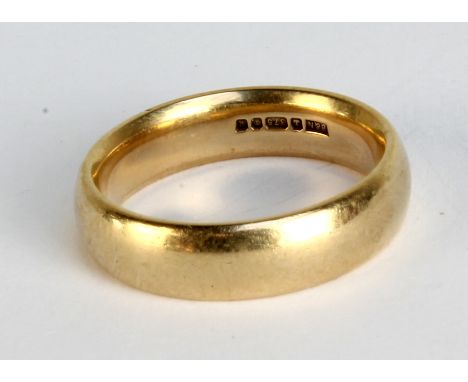 A 9ct yellow gold wedding band, size R, approx 7.6g.