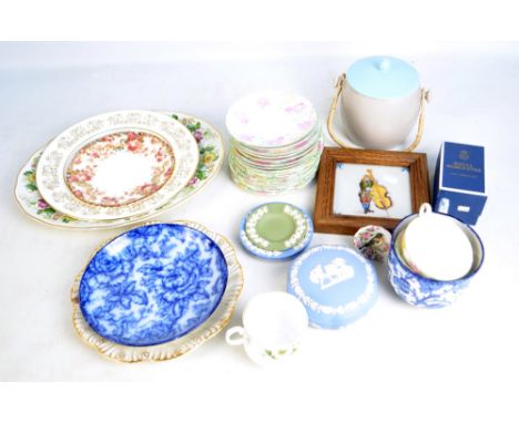 A group of mixed ceramics including Shelley floral decorated tea cups (x2) and saucers, Booth's oval dish, Wedgwood jasperwar