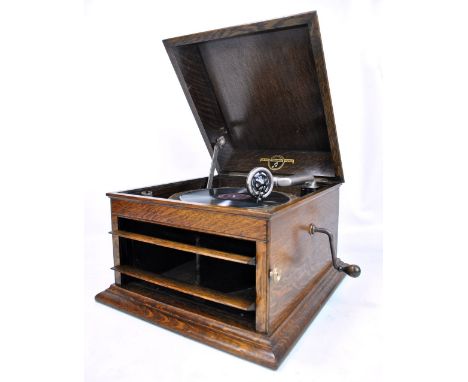 An oak cased Columbia Grafonola. CONDITION REPORT: Turntable spins freely. Overall light wear to the case.