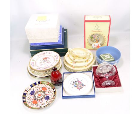 A collection of various cabinet plates to include Aynsley, Spode and Coalport examples, a pair of Royal Worcester chinoiserie