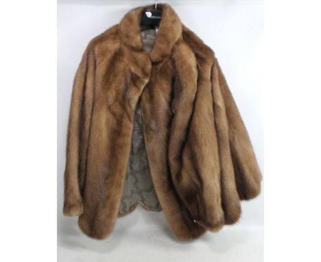 A short brown fur coat. CONDITION REPORT: Length approx 80cm, light wear in places, condition is OK.