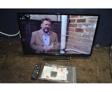 A PANASONIC TX-32FS500B 32in SMART TV WITH REMOTE AND MANUAL (PAT pass and working)