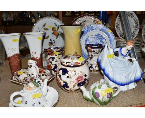 A GROUP OF NAMED CERAMICS, to include Caithness art glass vase, beige vase with flower bud design, five pieces of Mason's 'Bl