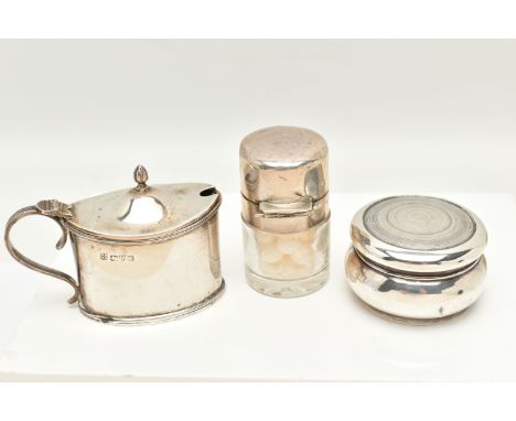 AN ASSORTMENT OF SILVER ITEMS, to include a silver mustard with blue glass insert, hallmarked Chester 1910, a silver vanity p