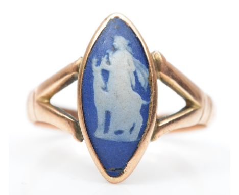 An Edwardian 9ct rose gold and blue jasperware panel ring, 19mm, O, 2.8gm 