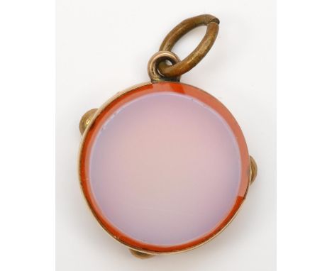 A Victorian gold and agate tambourine charm, metal bolt ring, 13mm 