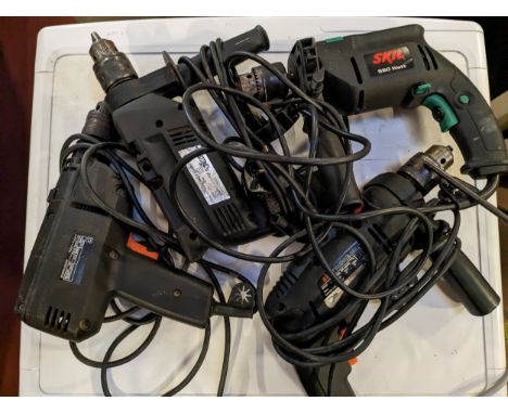 A collection of hand power tools, to include a 810W hammer drill, a 550W hammer drill, a Black &amp; Decker drill and a Skil 