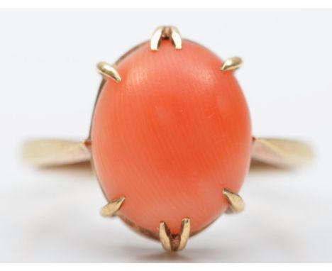 A vintage 9ct gold and coral panel ring, 12 x 9mm, M, 2.5gm 