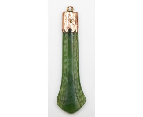 A vintage 9ct gold mounted nephrite jade jade pendant, in the form of a war club, 50mm 