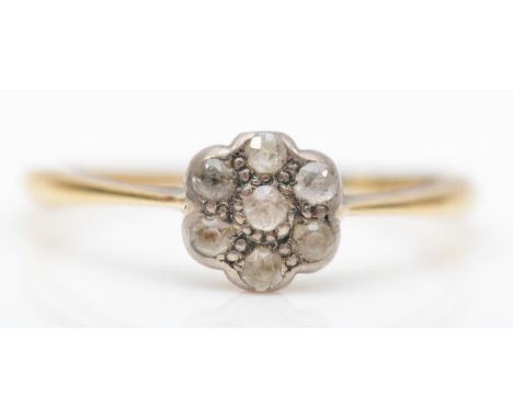 An Edwardian 18ct gold white sapphire daisy cluster ring, K, 1.3gm 