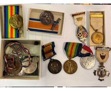 Two pairs of WWI War and Victory medals, old pennies and half pennies, silver Masonic medal, few other medallions etc.WW1 med