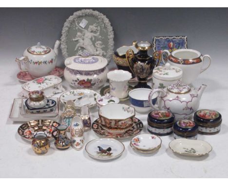 A collection of decorative porcelain to include Worcester, Wedgwood, Spode etc