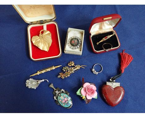 A COLLECTION OF COSTUME JEWELLERY including a 9ct gold ring (very thin), a brooch made from a ring, an Edwardian enamelled pe