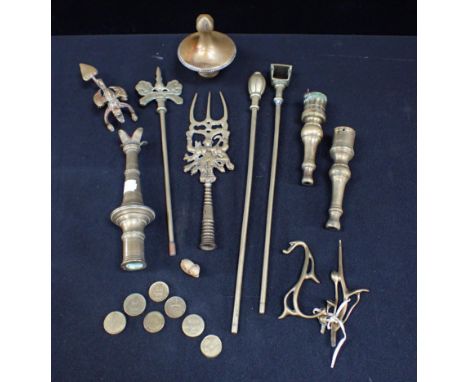 A BRASS TIPSTAFF TOP, 19TH CENTURY SOVEREIGN WEIGHTS and other coin weights, and other items