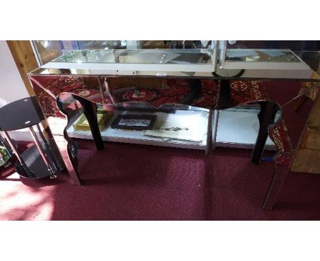 A Contemporary mirrored console table, H.77 W.122 D.41cm 