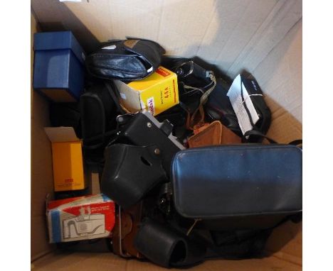 A collection of vintage cameras and accessories, to include Kodak, Fujica, Olympus, Canon, etc. (qty) 